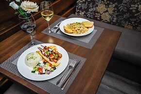 Monte Carlo Inn Airport Suites