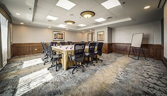 Monte Carlo Inn Airport Suites