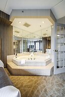 Monte Carlo Inn Airport Suites