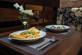 Monte Carlo Inn Airport Suites