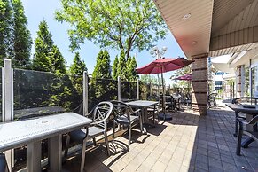 Monte Carlo Inn Airport Suites