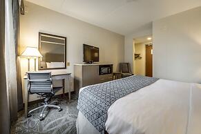 Monte Carlo Inn Airport Suites