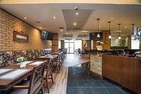 Monte Carlo Inn Airport Suites