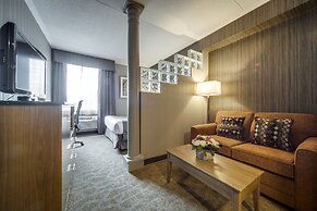 Monte Carlo Inn Airport Suites