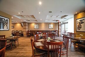 Monte Carlo Inn Airport Suites