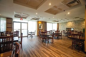 Monte Carlo Inn Airport Suites