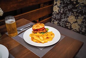 Monte Carlo Inn Airport Suites