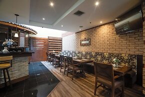 Monte Carlo Inn Airport Suites