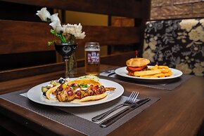 Monte Carlo Inn Airport Suites