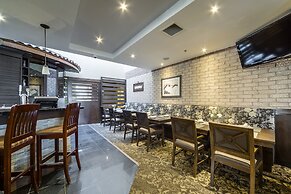 Monte Carlo Inn Airport Suites