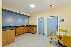 Days Inn & Suites by Wyndham Euless DFW Airport South