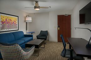 Holiday Inn Express & Suites Lawrence, an IHG Hotel