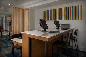 Holiday Inn Express & Suites Lawrence by IHG