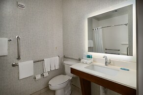 Holiday Inn Express & Suites Lawrence by IHG