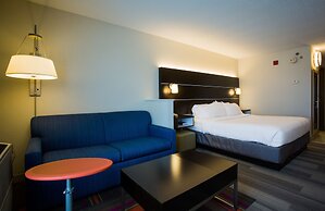 Holiday Inn Express And Suites Reading by IHG