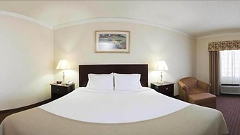 Holiday Inn Express & Suites Plainview by IHG