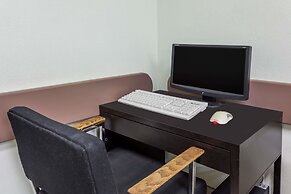 Super 8 by Wyndham Dauphin