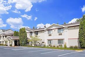 Super 8 by Wyndham Cloquet