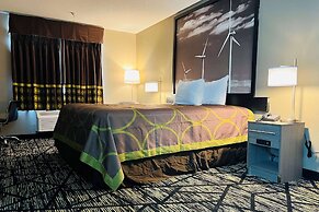 Super 8 by Wyndham Pratt