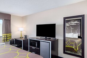 Super 8 by Wyndham Pratt