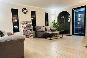 Super 8 by Wyndham Pratt