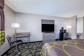 Super 8 by Wyndham Pratt