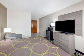 Super 8 by Wyndham Pratt