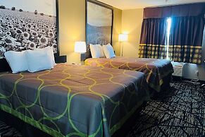 Super 8 by Wyndham Pratt