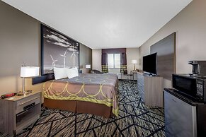 Super 8 by Wyndham Pratt