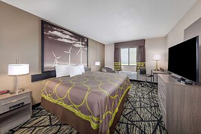 Super 8 by Wyndham Pratt