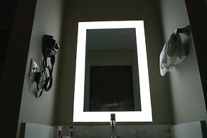 Super 8 by Wyndham Pratt