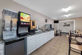 Super 8 by Wyndham Pratt