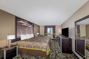 Super 8 by Wyndham Pratt