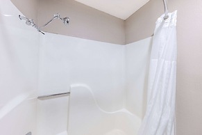 Super 8 by Wyndham Pratt