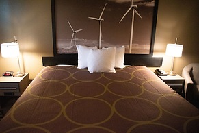 Super 8 by Wyndham Pratt