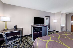 Super 8 by Wyndham Pratt