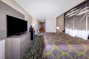 Super 8 by Wyndham Pratt