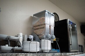 Super 8 by Wyndham Pratt