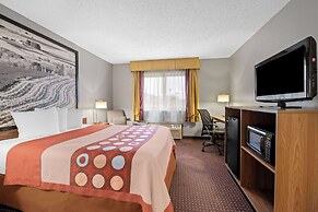 Super 8 by Wyndham Waverly