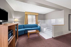 Super 8 by Wyndham Waverly