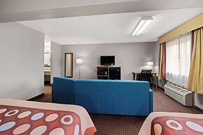 Super 8 by Wyndham Waverly