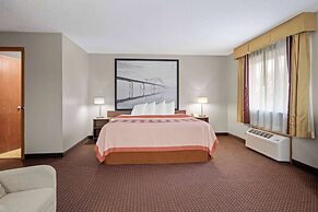 Super 8 by Wyndham Waverly