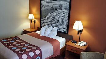 Super 8 by Wyndham Waverly
