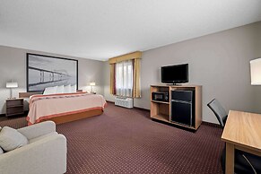 Super 8 by Wyndham Waverly