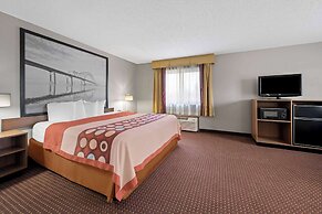 Super 8 by Wyndham Waverly