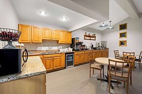 Super 8 by Wyndham Waverly