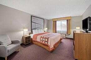 Super 8 by Wyndham Waverly