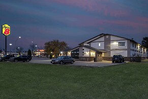 Super 8 by Wyndham Waverly