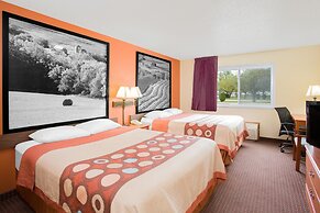Super 8 by Wyndham Waverly