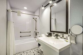 Clarion Pointe Tallahassee-State Capitol